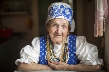 kadın onun evinde etnik giysiler.