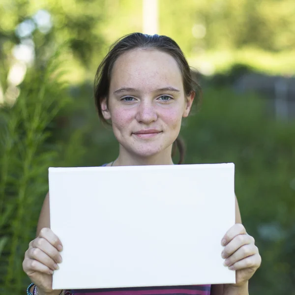 Teengirl rendelkező tiszta fehér lapos papíradagoló — Stock Fotó