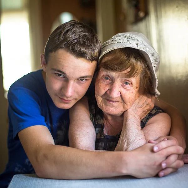 Oma en kleinzoon. — Stockfoto