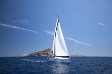Denizde yelken