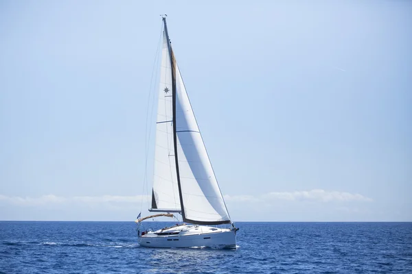 Sailing in sea — Stock Photo, Image