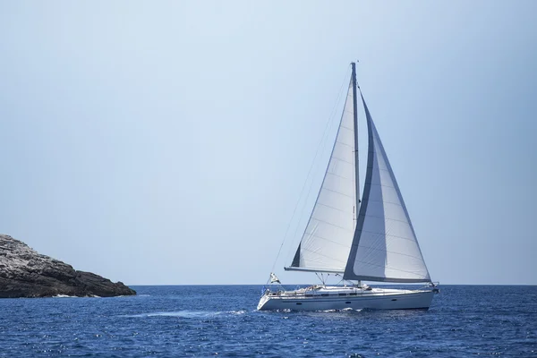 Sailing in sea — Stock Photo, Image