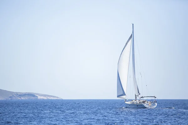 Sailing in sea — Stock Photo, Image