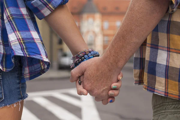 Pár se drží za ruce — Stock fotografie