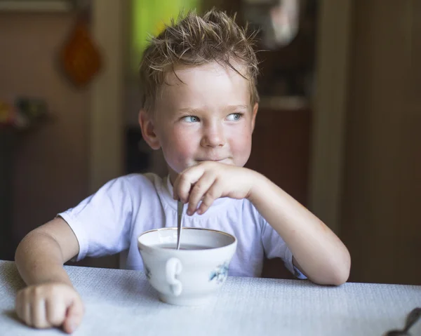 Niño bebiendo té — Foto de Stock