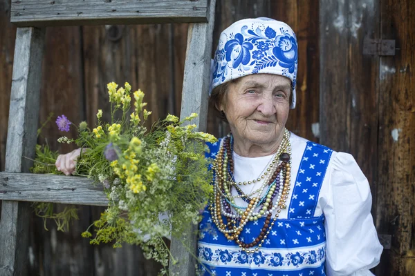 Kobieta w etniczne ubrania — Zdjęcie stockowe