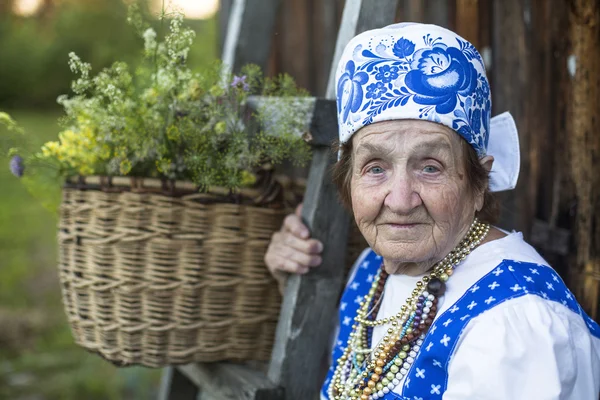 Kvinna i etniska kläder — Stockfoto