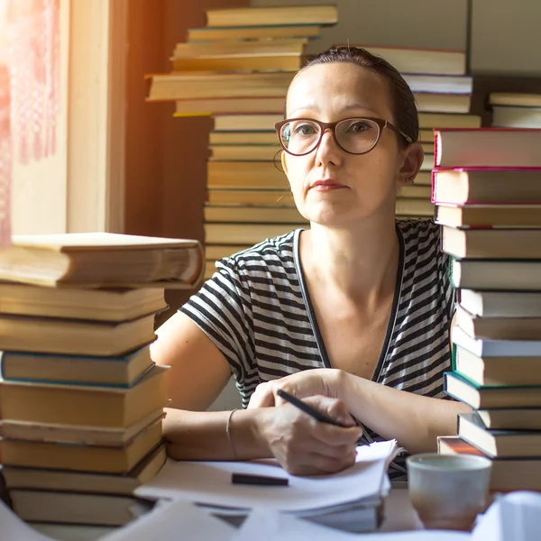 Kvinna skriver i anteckningsbok — Stockfoto