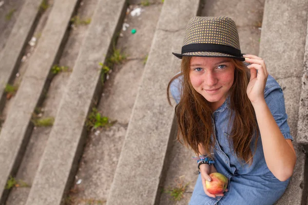 Fille en chapeau — Photo