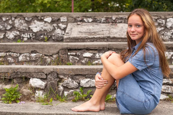 Mädchen auf Treppe — Stockfoto