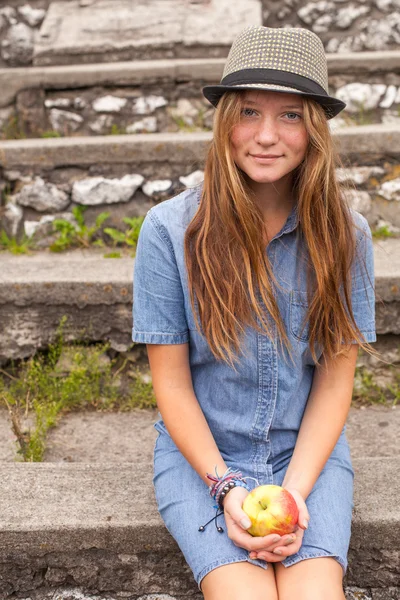 Chica con manzana —  Fotos de Stock