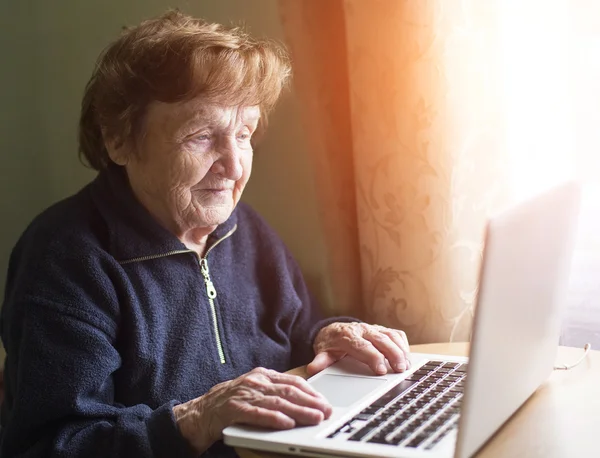 Vrouw met laptop — Stockfoto