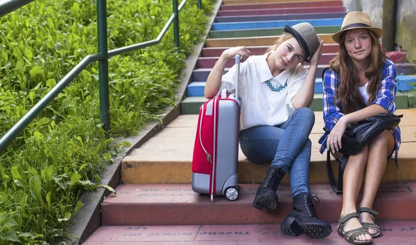 Ragazze e valigia — Foto Stock