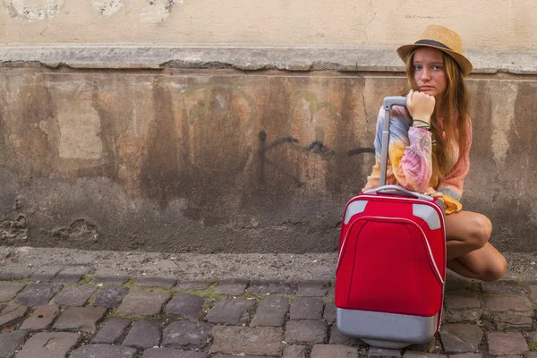 Dziewczyna z czerwoną walizkę — Zdjęcie stockowe