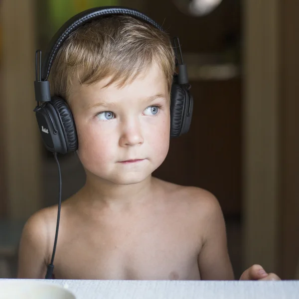 Chłopiec w słuchawkach — Zdjęcie stockowe