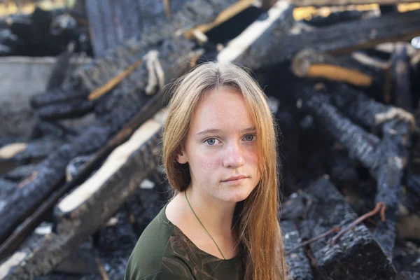 Menina após conflagração — Fotografia de Stock