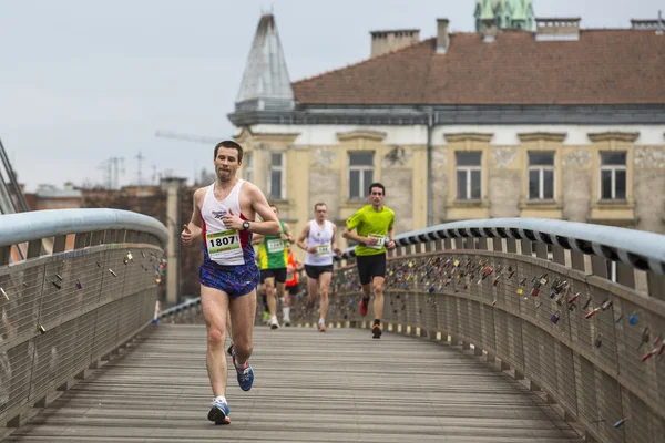 Deelnemers tijdens Krakau internationale marathon — Stockfoto