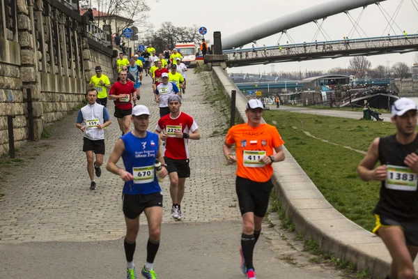 Participantes durante a Maratona Internacional de Cracóvia — Fotografia de Stock