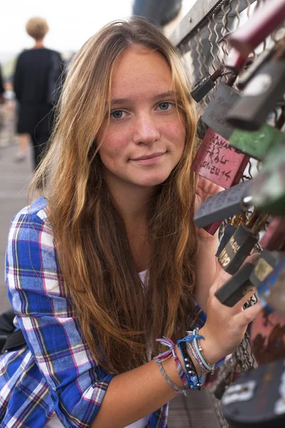 Mädchen auf Brücke mit Schlössern — Stockfoto