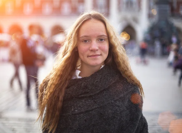 Meisje op straat — Stockfoto