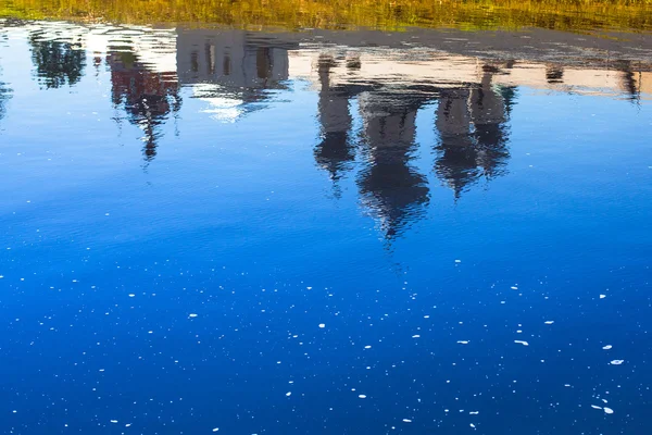 Reflexión en el río — Foto de Stock