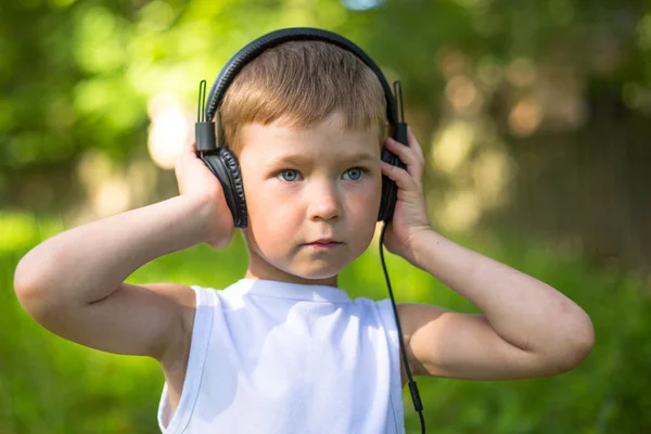 Jongen met koptelefoon — Stockfoto