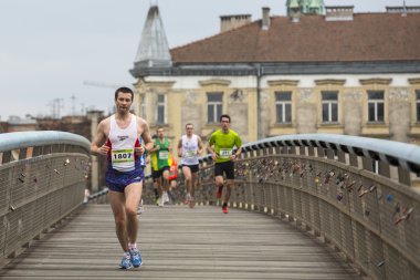 krakow uluslararası maraton kimliği belirsiz katılımcıları