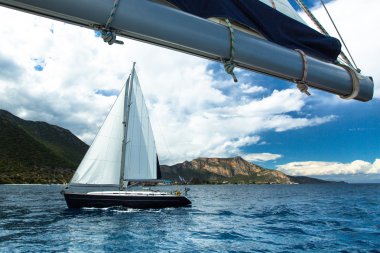 Beyaz yelkenli gemi yat