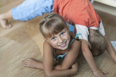 küçük kız kardeşi ile oynama.