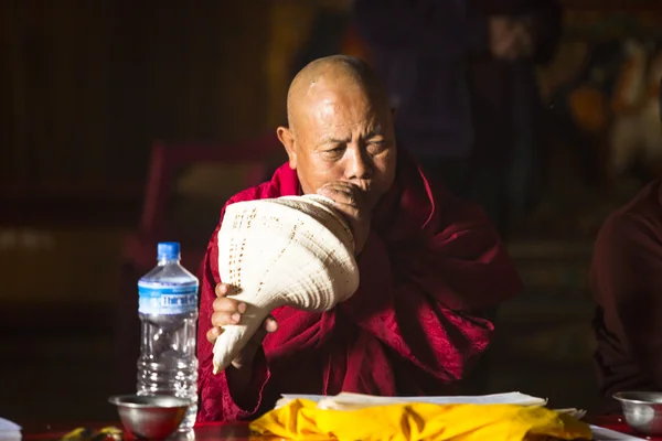 Lama bouddhiste non identifié jouer de la musique — Photo