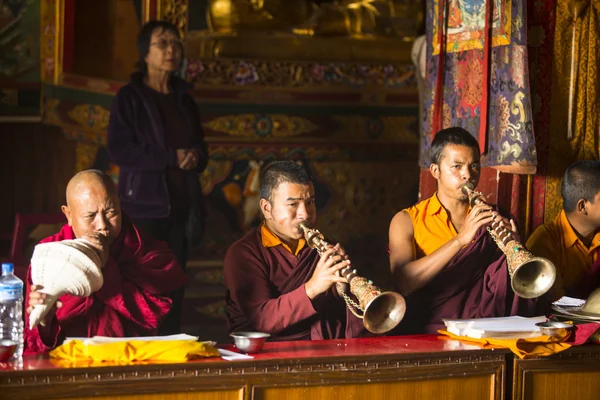 Oidentifierade buddhistisk lama spela musik — Stockfoto