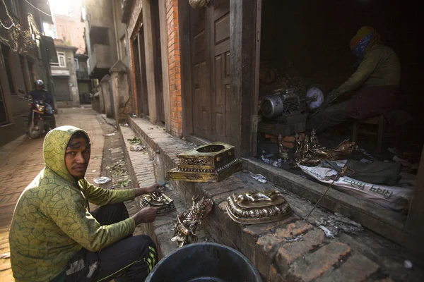 Unidentified Nepalese tinmans working — Stock Photo, Image