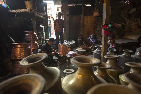 Niet-geïdentificeerde nepalese tinmans werken — Stockfoto