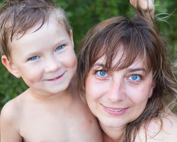 Junge Frau mit ihrem Sohn — Stockfoto