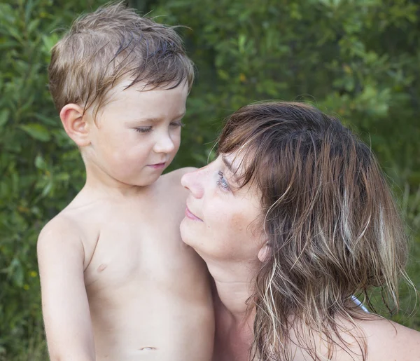 Jeune femme avec son fils — Photo