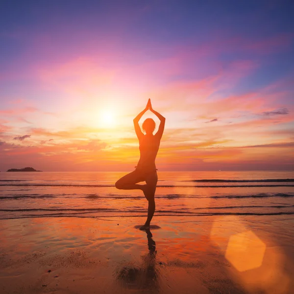 Silhueta de mulher praticando Yoga — Fotografia de Stock