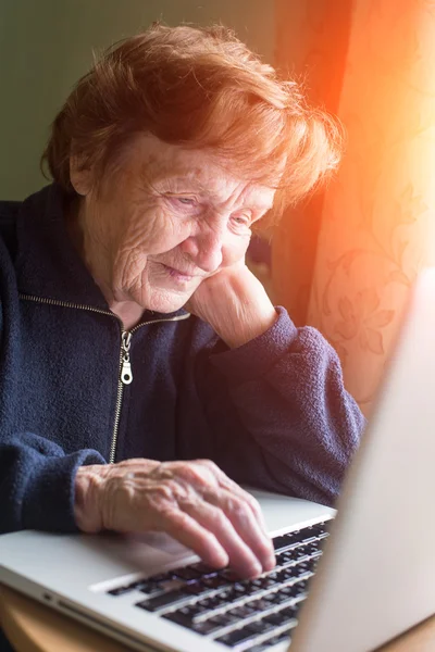 Oude vrouw controles e-mail — Stockfoto