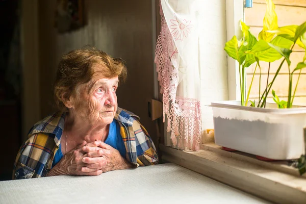 Eenzame oude vrouw — Stockfoto