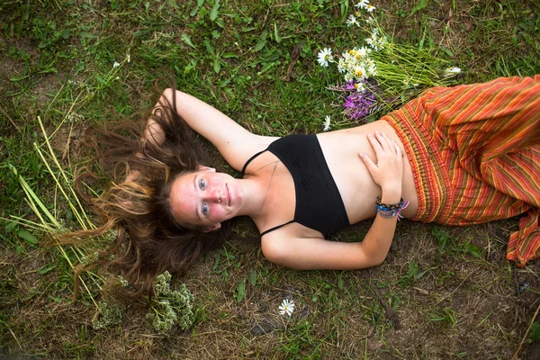 Modische süße Mädchen auf Gras liegend — Stockfoto