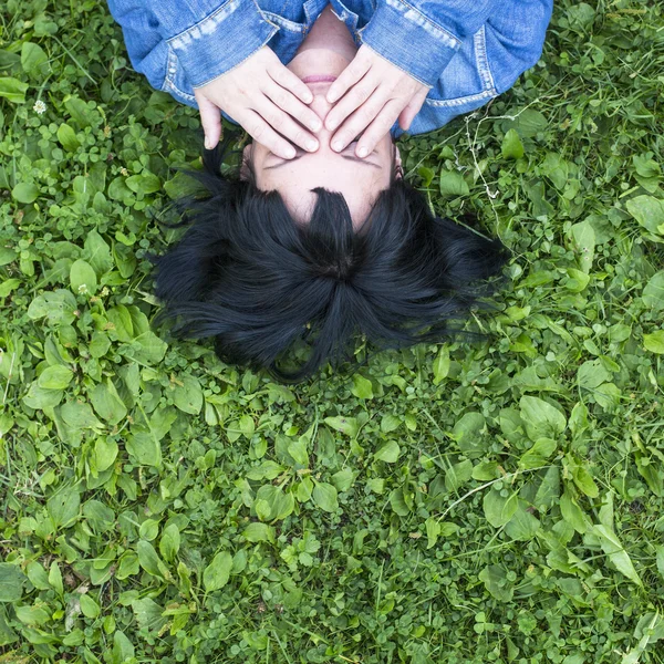 Junge Frau in Jeansjacke — Stockfoto