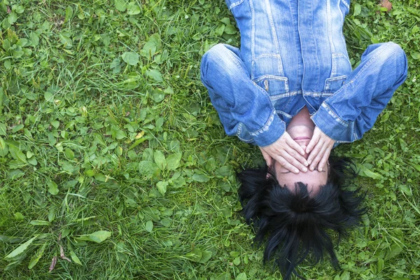 Jovem mulher de jaqueta jeans — Fotografia de Stock