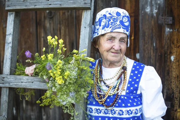 Stara kobieta w ludowych strojach słowiańskich — Zdjęcie stockowe
