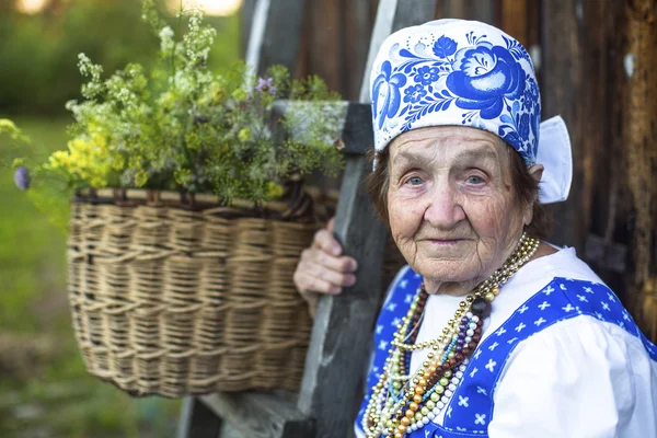Gammal kvinna i slaviska folk dräkt — Stockfoto