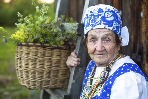 Vecchia in costume popolare slavo — Foto Stock