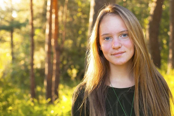 森林のかなり若い女の子 — ストック写真
