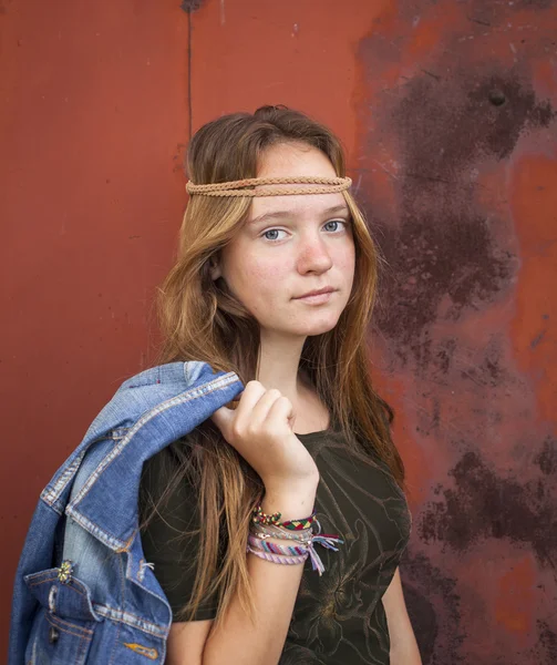 Vacker flicka klädd i hippie stil — Stockfoto