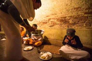 akşam yemeği sırasında bilinmeyen çocuk