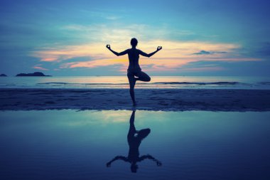 Yoga Çalışan Genç Kadın
