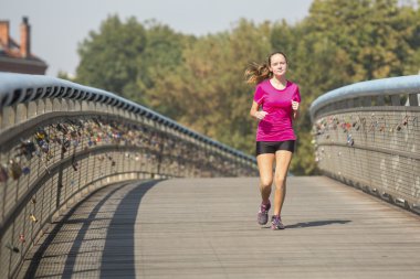 Genç tatlı kız koşu