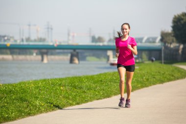 Genç tatlı kız koşu